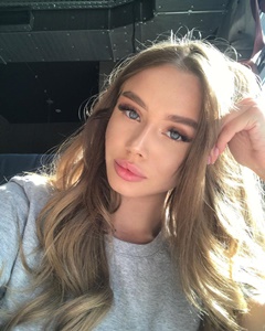 Anadolu Yakası Performansına Yansıtan Kıvrımlı Escort Alina
