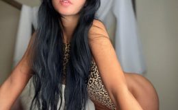 Azametli Anadolu Yakası escort Seda kırmızı taytıyla çok seksi duruyor