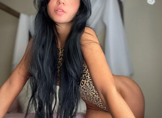 Azametli Anadolu Yakası escort Seda kırmızı taytıyla çok seksi duruyor